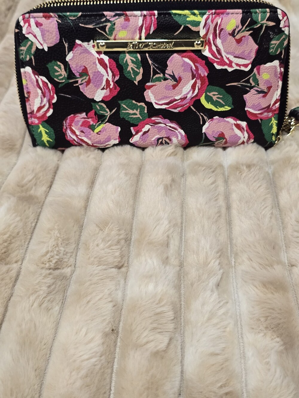 Betsey Johnson Black Pink Rose Floral Zip Around Wristlet Wallet Organizer